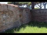 07149 ostia - regio i - insula xii - sede di una corporazione (i,xii,8) - westlichster raum an der suedseite - nordwestecke - 06-2024.jpg